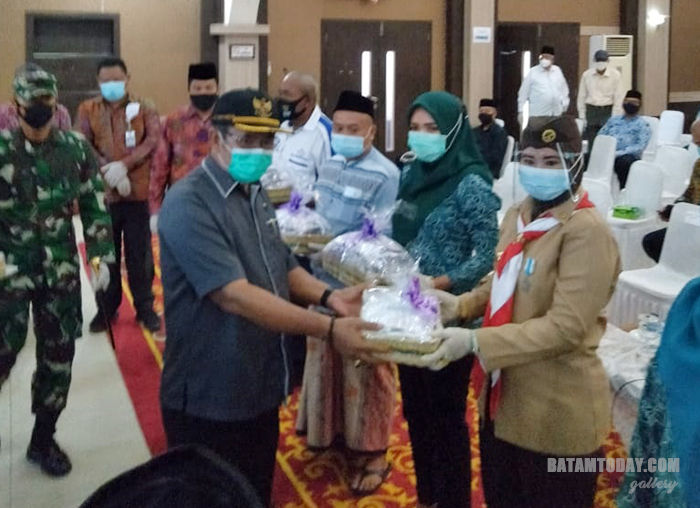 Pengurus Kwarcab Pramuka Kabupaten Karimun saat menerima masker dari Ketua DPRD Kabupaten Karimun